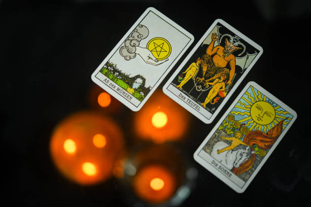 Desvendando os Mistérios do Tarot: Uma Jornada Através do Tempo e das Cartas